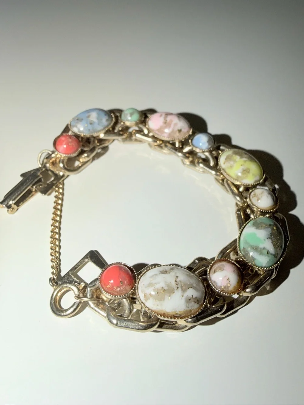 Vtg Art Uranium Glass Pastel Swirl Colors With Gold-Tone Link Chain Bracelet